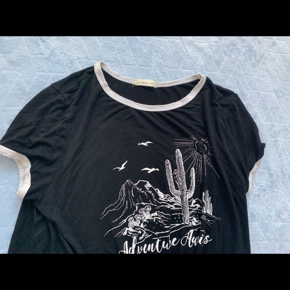 Black and white Adventure Awaits top! - Picture 4 of 4